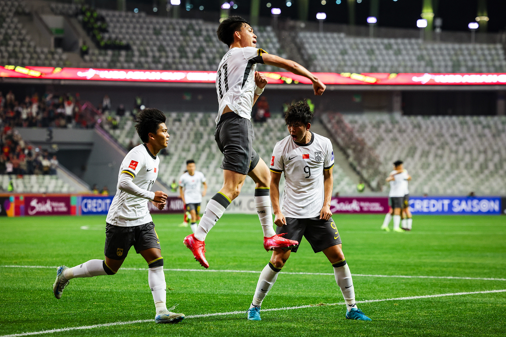  全面壓制！國青半場控球率高達7成，射門比9-3，造對方3張黃牌