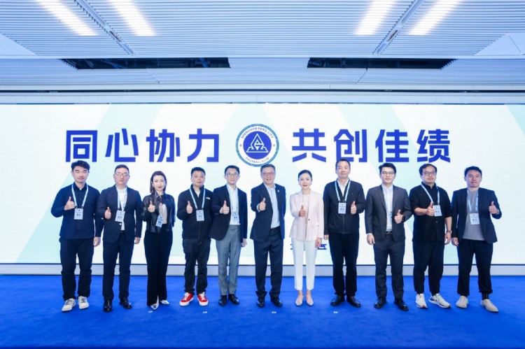  足球報(bào)：10家企業(yè)捧場(chǎng)新賽季出征儀式，深圳新鵬城進(jìn)一步做強(qiáng)做優(yōu)