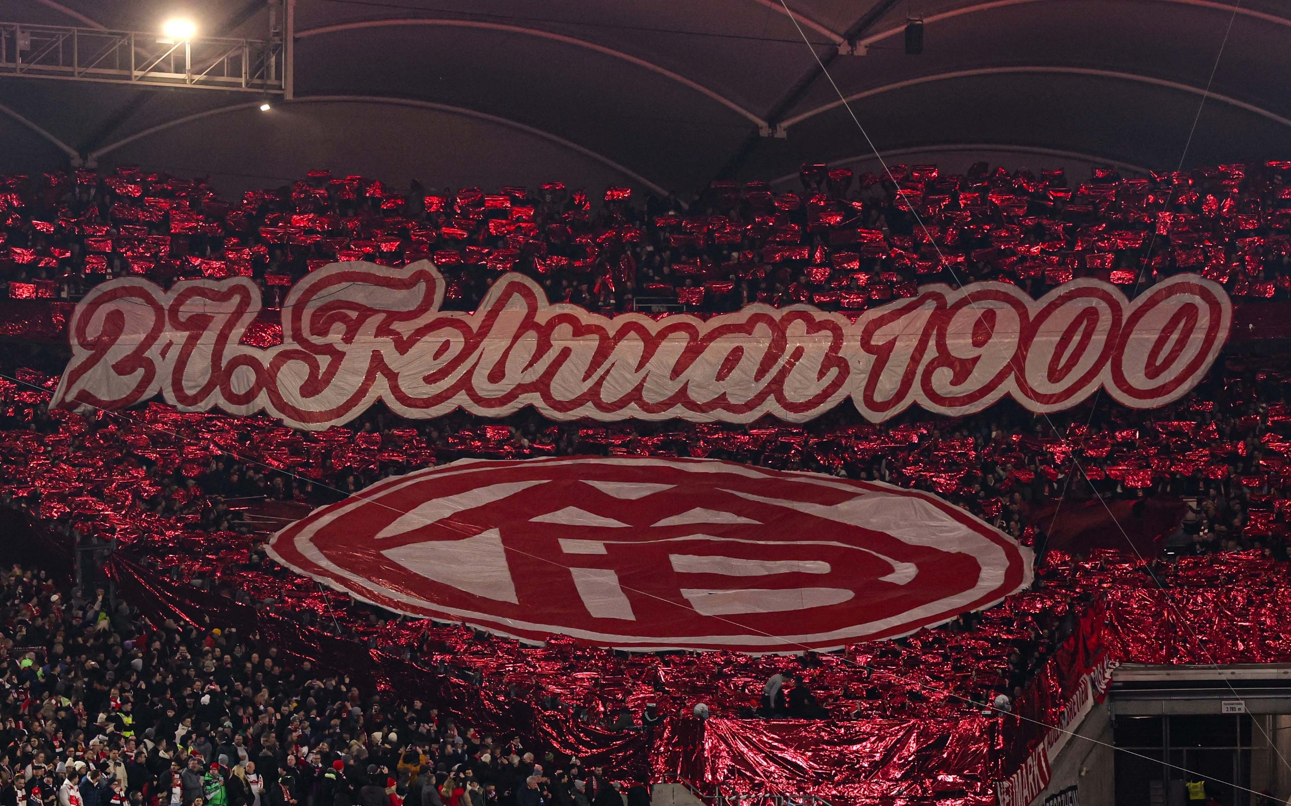  拜仁球迷在看臺展示TIFO，慶祝俱樂部成立125周年