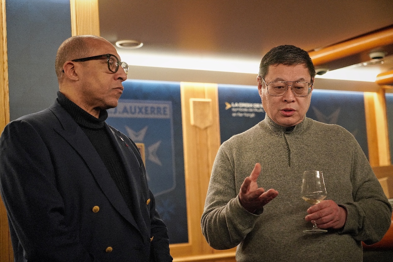  法國(guó)足協(xié)主席迪亞洛做客歐塞爾，并與董事會(huì)主席周云杰會(huì)晤