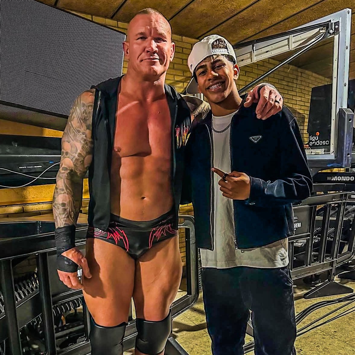  小心RKO！亞馬爾現(xiàn)場觀戰(zhàn)WWE，和奧爾頓、Triple H等合影