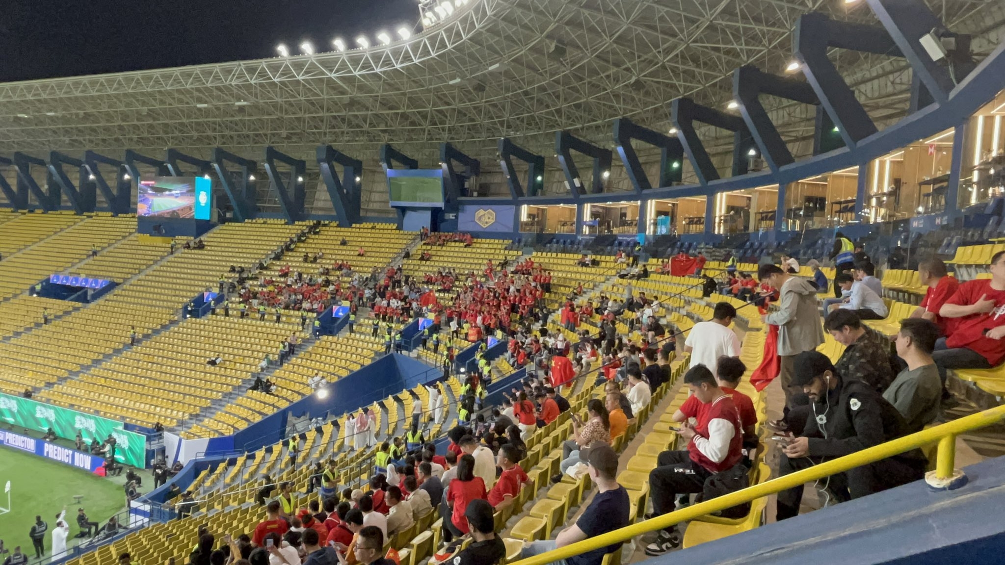  球票已售罄！中國球迷已經(jīng)入場，坐在球場上層沙特球迷區(qū)上方
