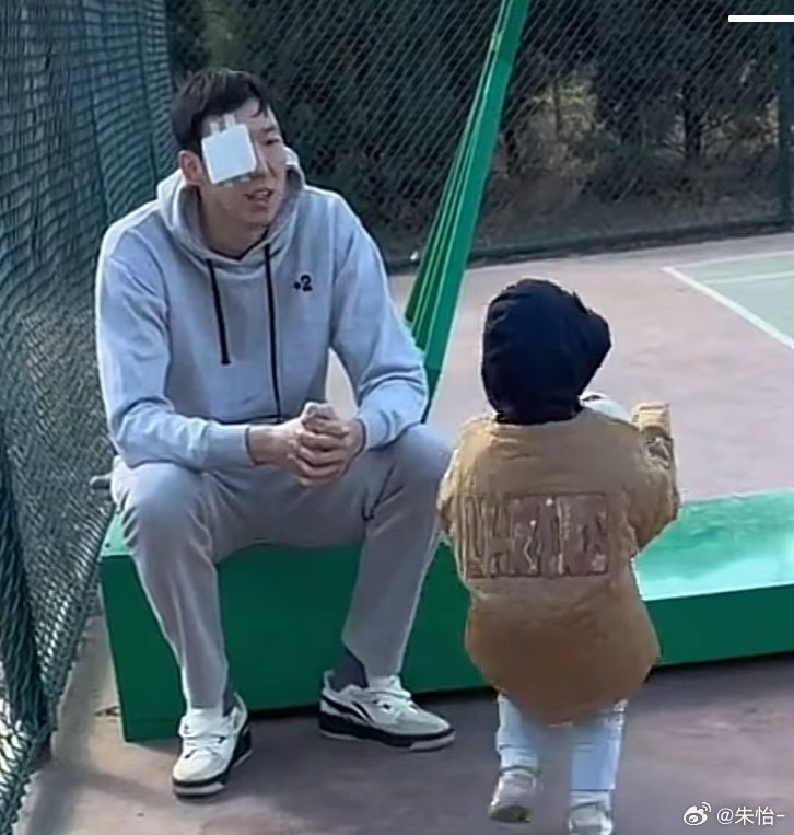  顧家好男人！記者曬出周琦手術(shù)后回歸家庭帶娃照片