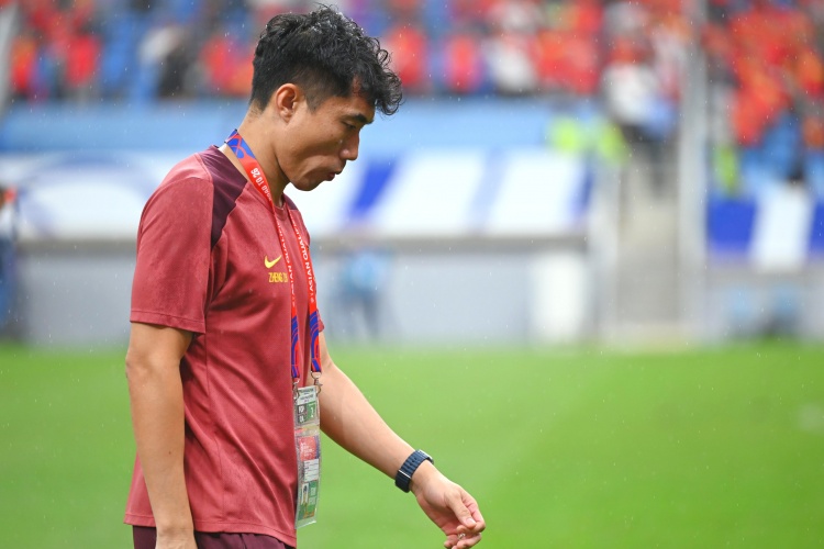 滬媒：單后腰讓國足防守承受更大壓力，若鄭智沒退役或能勝任